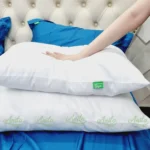 Gối hơi Anita được xếp gọn gàng trên giường khách sạn – mang lại cảm giác sạch sẽ, thư thái
