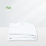 Vỏ mền Anita chất liệu cotton trắng mềm mại, dễ phối màu phòng khách sạn.